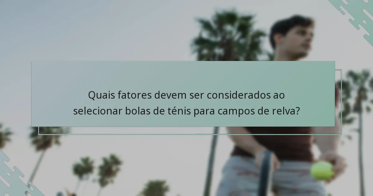 Quais fatores devem ser considerados ao selecionar bolas de ténis para campos de relva?
